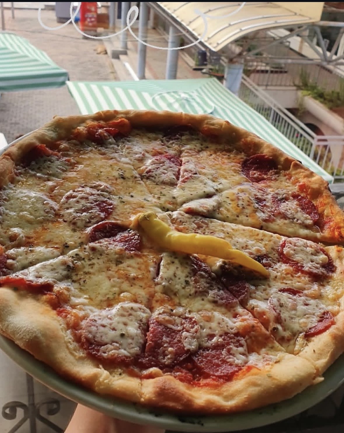 Pizza s pepperonijem i feferonom