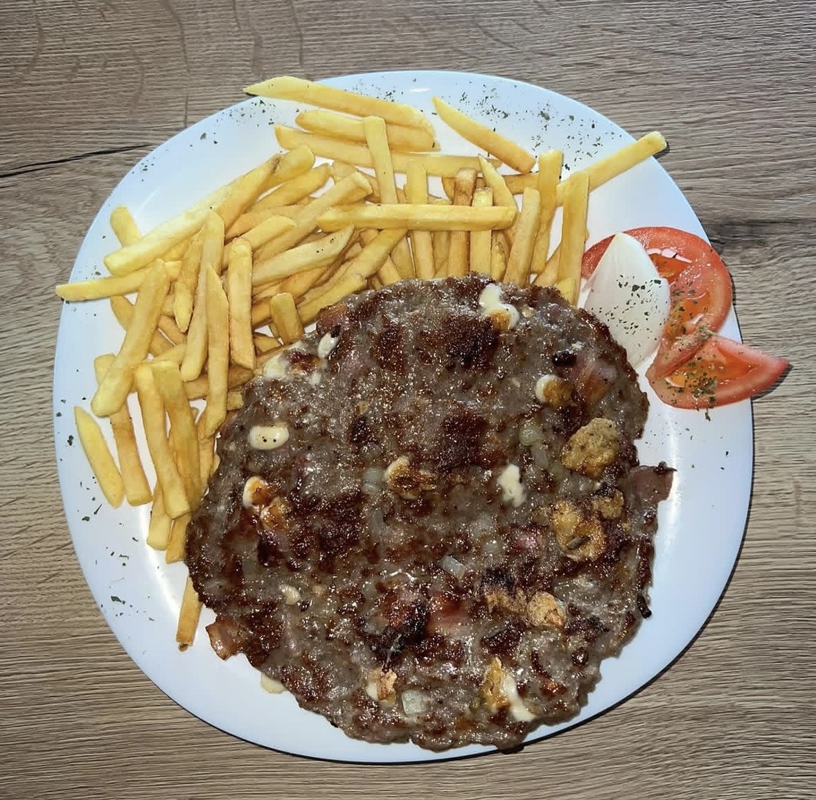 Gurmanska pljeskavica sa pomfritom