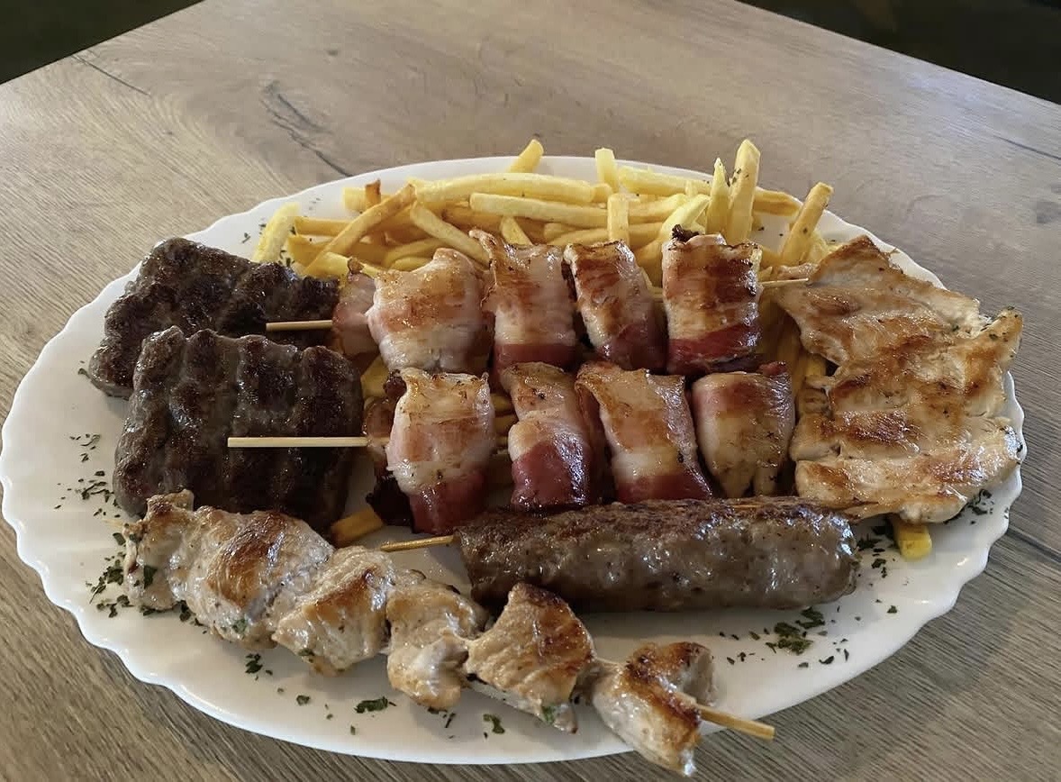 Miješani roštilj — ćevapi, ražnjići, file