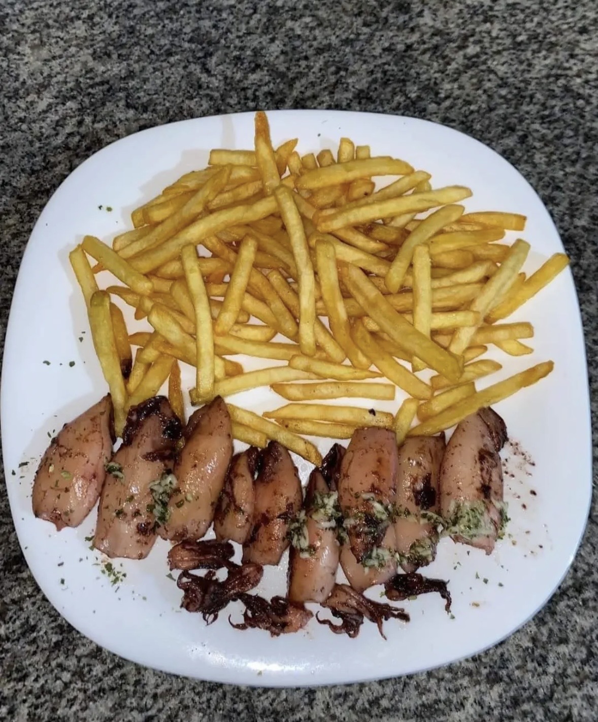 Lignje na žaru s pomfritom